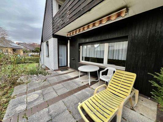 ...schönen Terrasse mit überliegendem Balkon