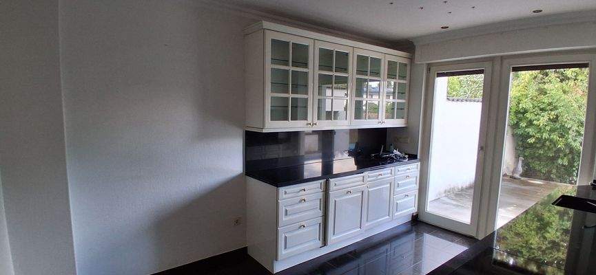 Küche mit Einbauschränken