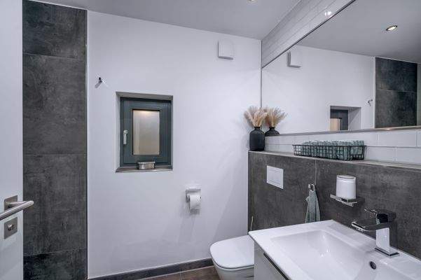 Badezimmer mit Dusche Erdgeschoss