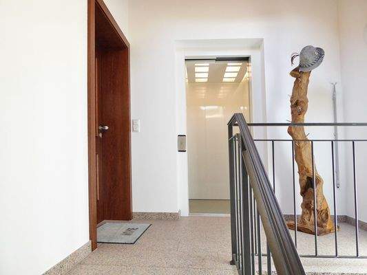 Treppenhaus und Aufzug