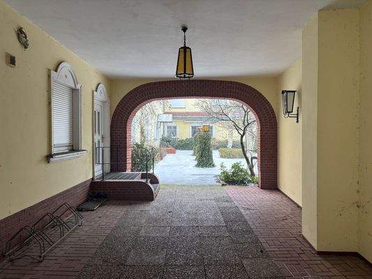 Durchgang Parkplatz Hotel