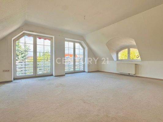 Wohnzimmer mit Balkon DG re.