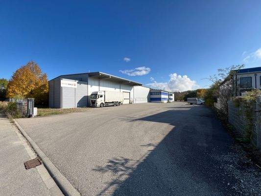 Einfahrt mit großzügigem Grundstück