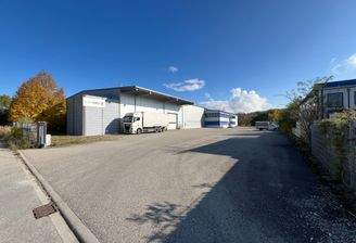 Einfahrt mit großzügigem Grundstück