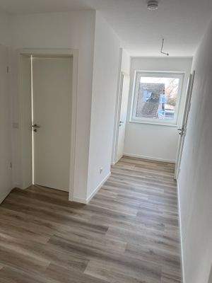 Heller Flur mit Holzboden