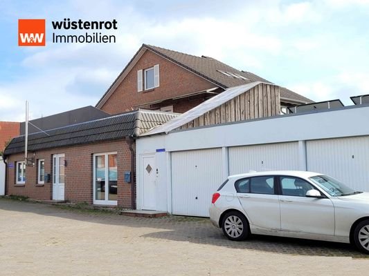 Hausansicht mit Garagen