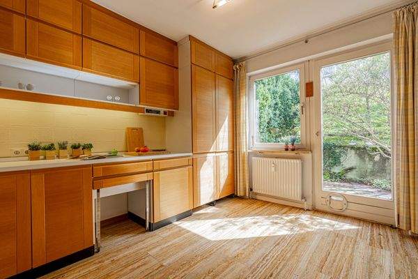 Küche mit Terrassentür