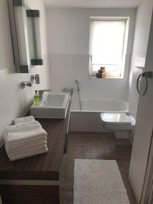 Blick ins Bad von Eingangstür.jpg