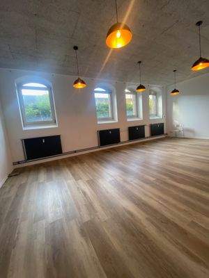 Großer Raum mit 4 Tageslicht-Fenstern