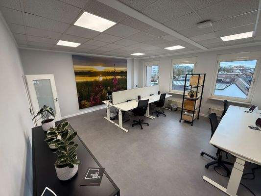 Möbliertes, modernes Büro