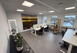 Möbliertes, modernes Büro