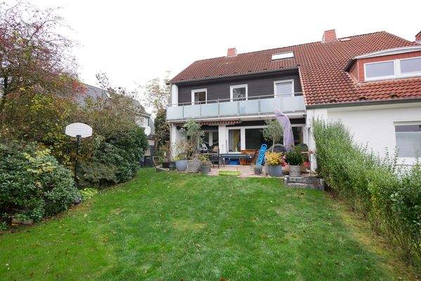 Ansicht mit Terrasse und Balkon.JPG