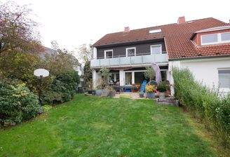 Ansicht mit Terrasse und Balkon.JPG