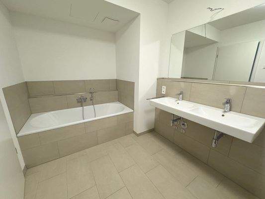 Bad mit Badewanne & Dusche