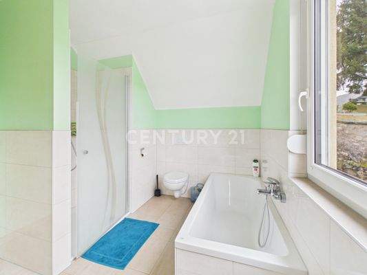 Mit Dusche und Badewanne