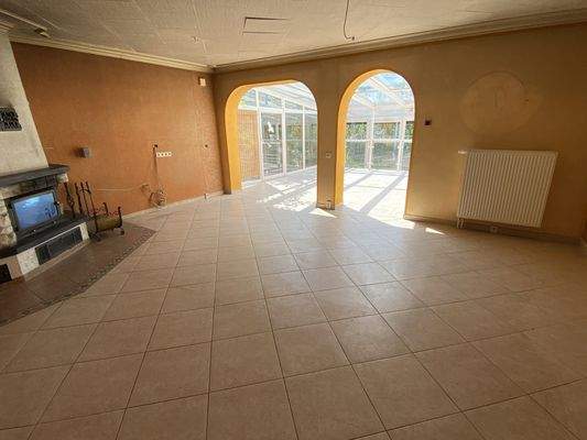 Wohnzimmer mit Blick zum Wintergarten