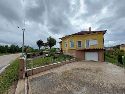 Garage mit großer Einfahrt