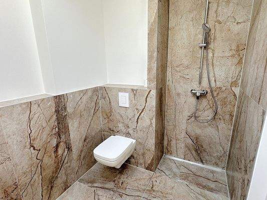 modernes Badezimmer mit ebenerdiger Dusche