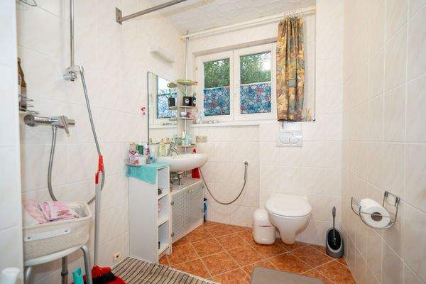 Bad im EG mit Dusche und WC