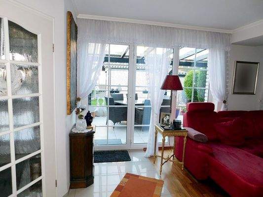 Wohnzimmer mit Austritt Terrasse