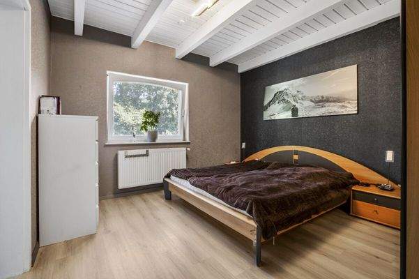 Schlafzimmer mit Zugang zum Badezimmer