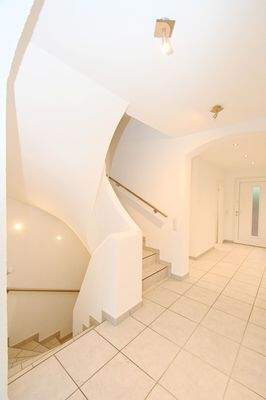 Flur mit Aufgang zum OG