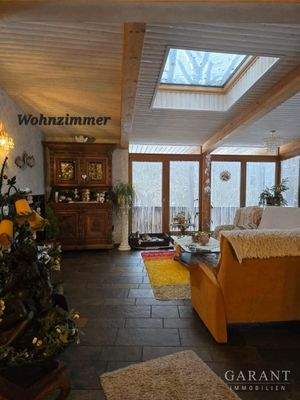 Wohnzimmer im Anbau mit neuem Dachfenster