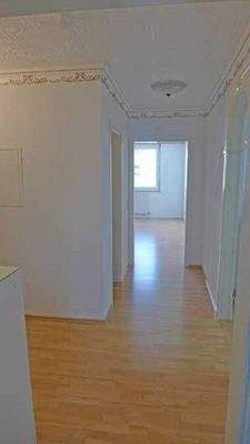 M204_Flur_zu_Abstellraum_und_Schlafraum.jpg