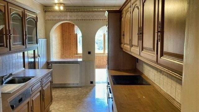 Küche mit Blick in Veranda