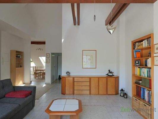 Blick vom Balkon in den Wohnraum