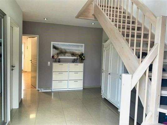 geräumige Diele mit Treppenaufgang