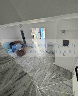 33. STAIRS TO THE 1ST FLOOR