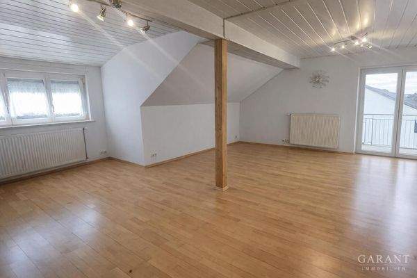 Helles, leeres Dachzimmer