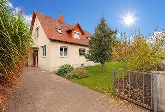 Außenansicht Einfahrt Garage