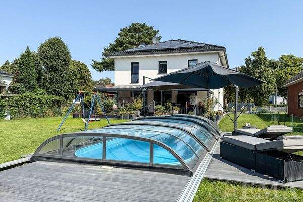 Gartenparadies mit Swimmingpool und Relaxbereich