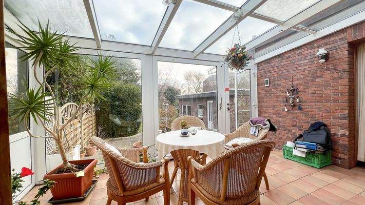 Wintergarten hinter dem Haus