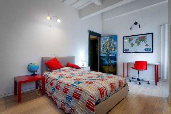 Villa mit Swimmingpool, Gästehaus, Nebengebäude und Land mit Weinberg und Olivenhain