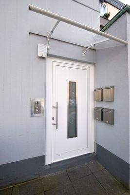 Hauseingang, Wohn- und Geschäftshaus zum Kauf in Düsseldorf Garath, Frank Ewe Immobilienmakler Düsseldorf Hassels