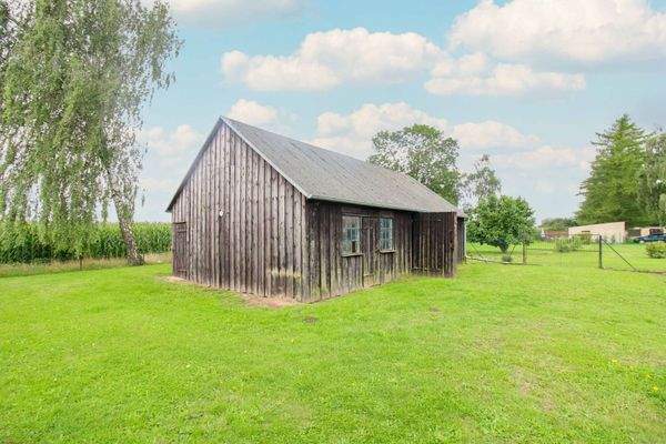 Nebengelass Stallungen + 2 Garagen