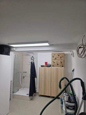 Saunaraum vorbereitet mit Dusche