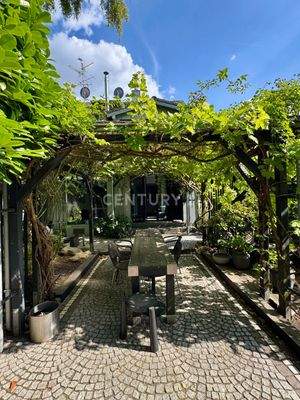 oder die Ruhe unter dem rankenden Wein genießen