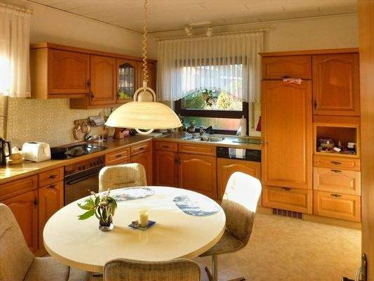 Küche mit Esstisch + 2 Fenster