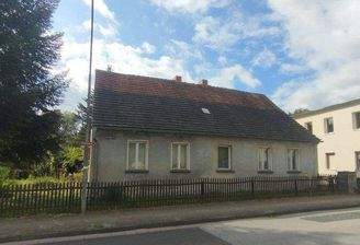 Straßenansicht des größeren Hauses