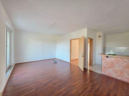 Wohnzimmer mit offener Küche