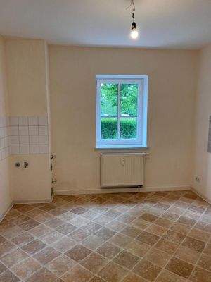 Leere Küche mit Fenster