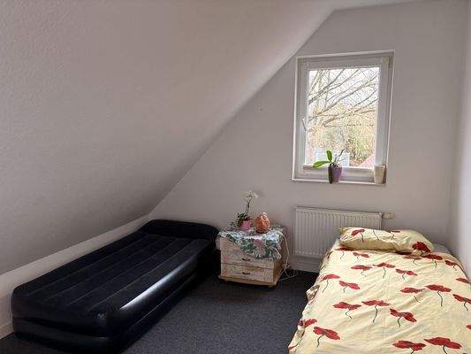 weiteres Zimmer im Obergeschoss (2)
