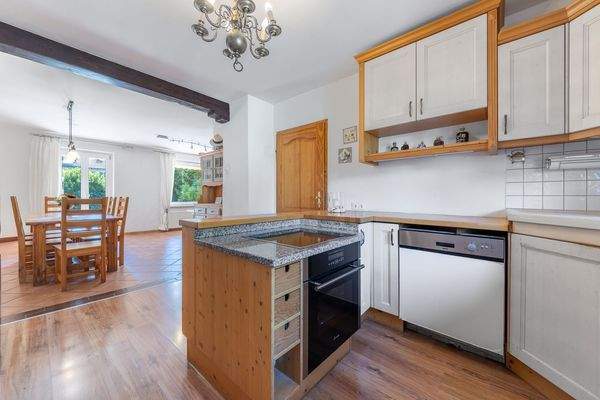 Offene Küche mit Blick auf den Wohnbereich