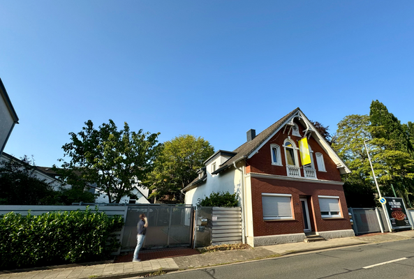 Straßenansicht, Zufahrt links