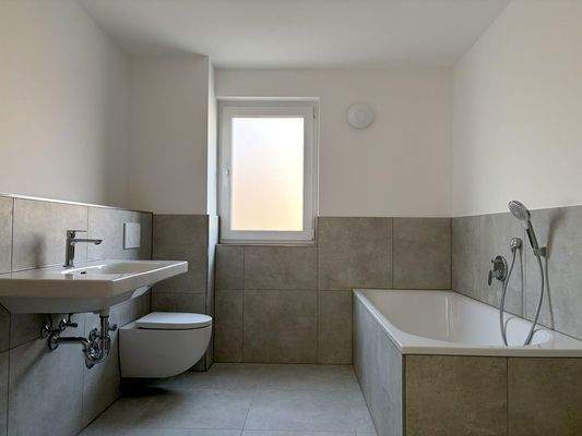 Bad mit Dusche und Wanne