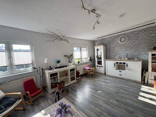 Großes, sonnendurchflutetes Wohnzimmer im Obergeschoss